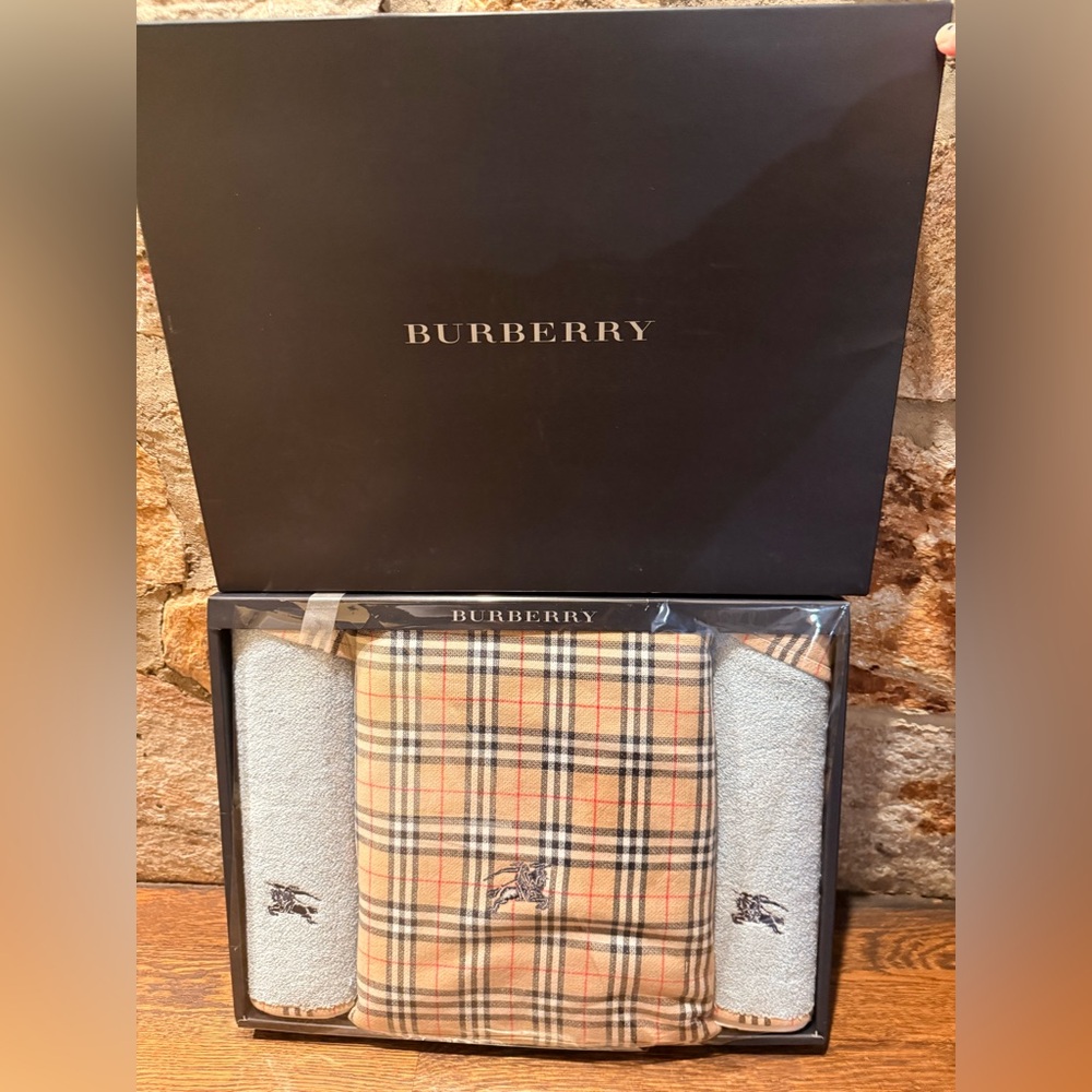 Burberry Beige and Black Plaid Towel Set - Picture 4 of 8